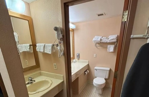 Marysville Hotel | Easy Access to Local Dining & Attractions | Free Parking | Deluxe 2 Queen Beds