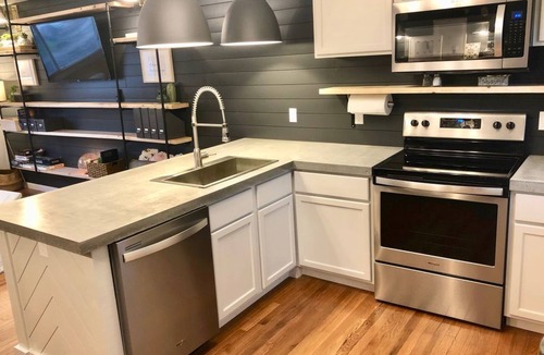 Lincoln House | Easy Self Check-In for Centrally Located Home - Stay at the Little Llama House!