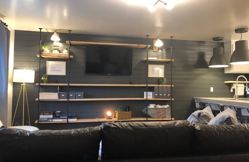Lincoln House | Easy Self Check-In for Centrally Located Home - Stay at the Little Llama House!