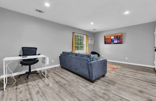 West Arlington Apartment | Easygoing 1BR Retreat near Dining and Fun Spots