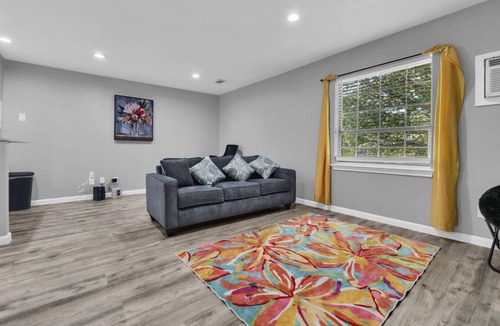 West Arlington Apartment | Easygoing 1BR Retreat near Dining and Fun Spots