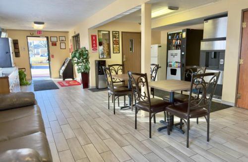 Lansing Cabin | Econo Lodge Lansing - Leavenworth