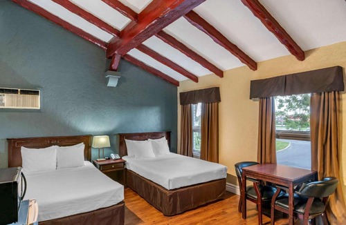 Brossard Cabin | Econo Lodge Montreal-Brossard