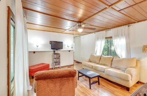 Edgemont House | Edgemont Home w/Deck ~ 9 Mi to Greers Ferry Lake!