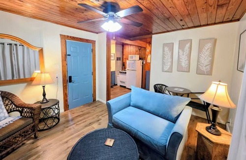 Mid America Cabin | Edgewater Resort - Cottage #7