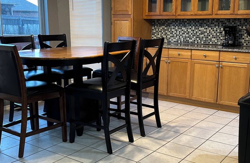 Edmond House | Edmond, Comfy, Quiet, 3-bd home, cold AC-warm Heat, fitness equipment, & WI-FI