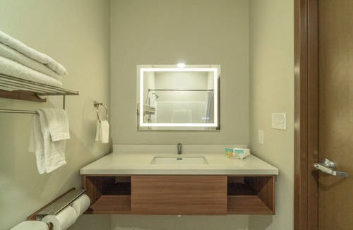 Sulphur Hotel | Efficiency De Luxe Sulphur Near Lake Charles I 10