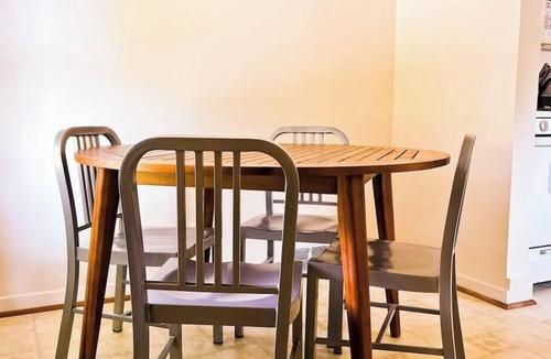 Eggertsville Apartment | Eggert - Upper · 2BR apartment near UB, Niagara, Hospitals, Buffalo