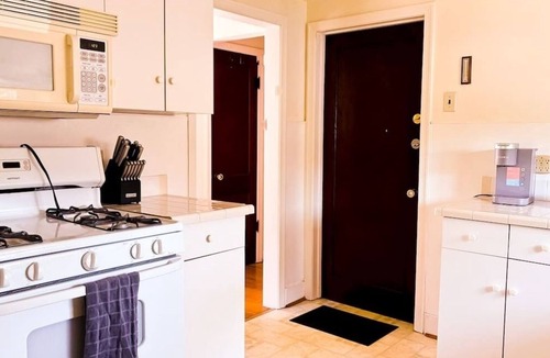 Eggertsville Apartment | Eggert - Upper · 2BR apartment near UB, Niagara, Hospitals, Buffalo
