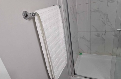 Norval House | Elegant 2 Bedroom Guest Suit