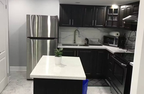Shelburne House | Elegant 2 Bedrooms Basement apartment.