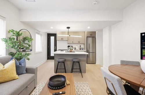 Parkdale Apartment | Elegant 2BR Retreat Sleek Design & Comfort