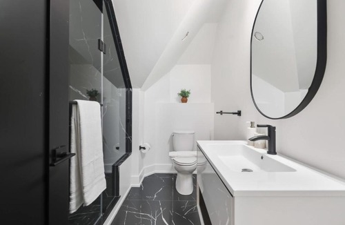 Parkdale Apartment | Elegant Parkdale 2BR 2 King Beds Sleeps 6
