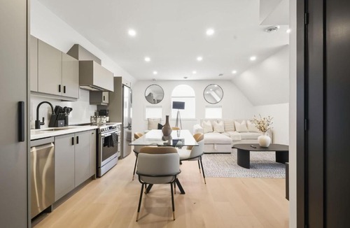 Parkdale Apartment | Elegant Parkdale 2BR 2 King Beds Sleeps 6