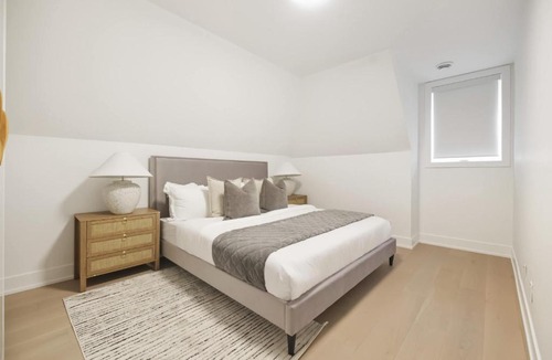Parkdale Apartment | Elegant Parkdale 2BR 2 King Beds Sleeps 6