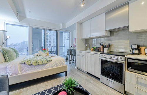 Church and Wellesley Hotel | Elegant Toronto Studio w/Sofa Bed in a Prime Location. Stay in Style!