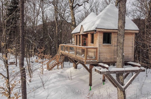 Saint-Faustin-Lac-Carre House | Elevated perched treehouse on the cliff at Lac Cordon | Lodging #15