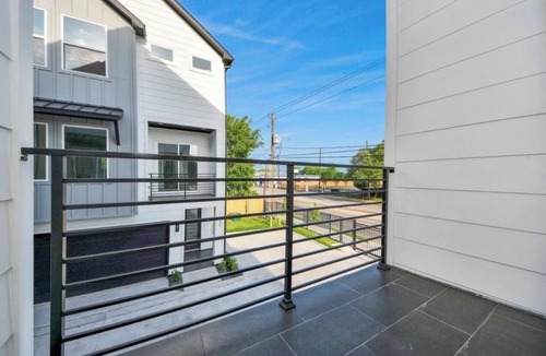 Spring Branch East House | Elysian Estates 1BR & Kitchen