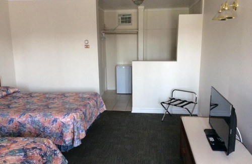 Kingston Hotel | Embassy Motel