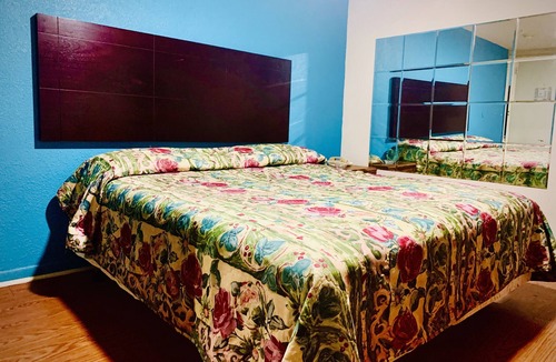 Oak Cliff Hotel | Embassy motel
