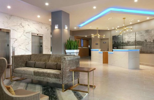 Pointe Claire Hotel | Embassy Suites By Hilton Montreal Airport