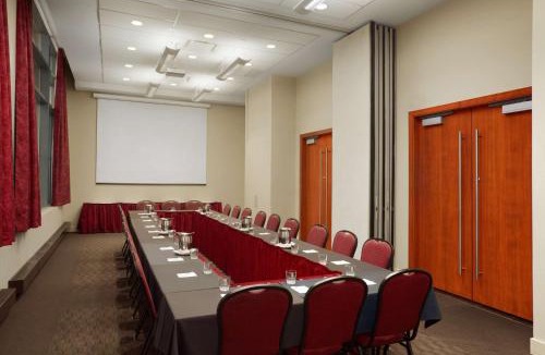 International District Hotel | Embassy Suites by Hilton - Montreal