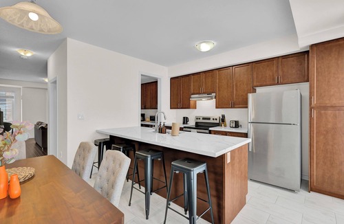 Durham Region House | Embers Nest - 5 beds, 4 baths, 2 park, Backyard, Thermea Spa