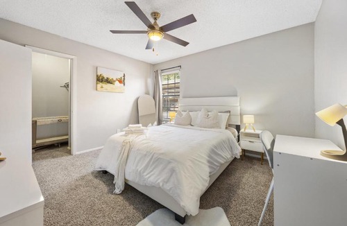 Far North Dallas Apartment | Emerald Loft - Pool, Gym & Free Parking!