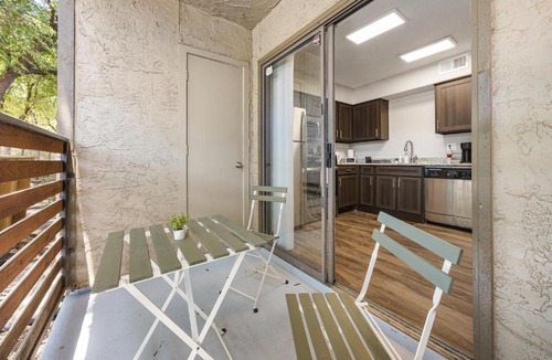 Far North Dallas Apartment | Emerald Loft - Pool, Gym & Free Parking!