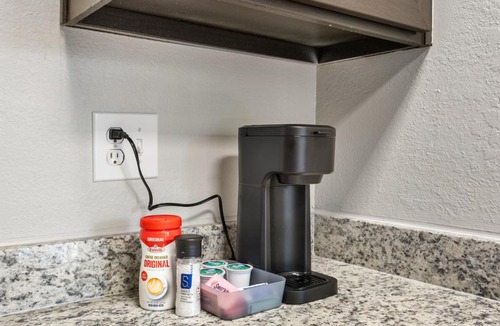 Far North Dallas Apartment | Emerald Loft - Pool, Gym & Free Parking!