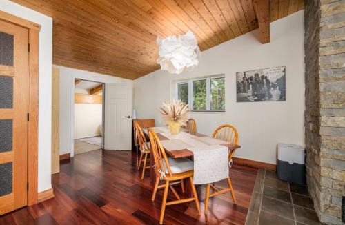 Lion's Head Bed & Breakfast | Emerald Waters Artists BNB Retreat Waterfront