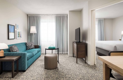 Thornhill Hotel | Enjoy Comfort & Convenience at This Modern Thornhill Suite with Swimming Pool