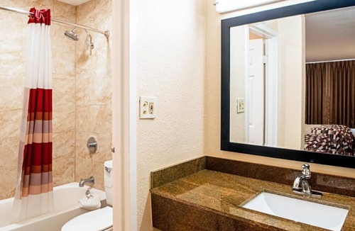 Slidell Hotel | Enjoy Pet-Friendly Comfort w/a Pool + Free Parking – Near Attractions
