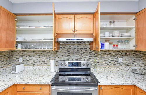 Meadowvale Village House | Entire 4BR 3BA Home in Mississauga, Sleeps 8, 10 mins to Pearson Airport