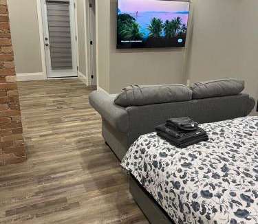 Mount Hope Huron Park Apartment | ENTIRE BACHELOR UNIT EN-SUITE ACROSS FROM GOOGLE - br2