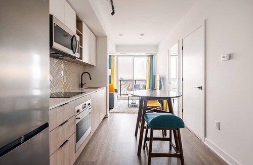 The Queensway Apartment | Entire Condo Lakeview Luxury Escape - Toronto
