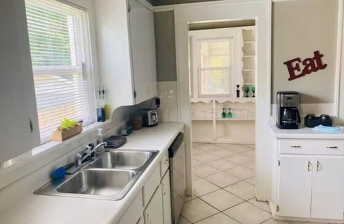 Cherry Street House | *Entire Home-Cherry St.-Dining-Shopping-Nightlife*