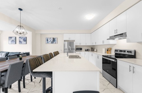 Kitchener House | Entire Home Get Away with 65"TV, PingPong and 9Bed