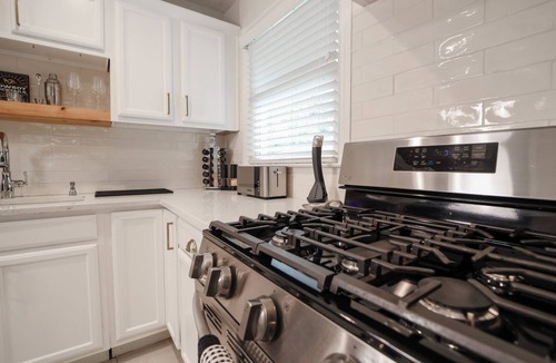 Lochwood House | Entire Home: Peloton, EV Charger, Backyard, Garage