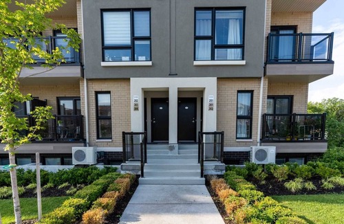 Dean Park House | Entire Modern & Spacious Unit with Free Parking