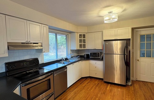 North York House | Entire Spacious cottage style immaculate home