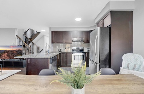 Kitchener House | Entire Two Storey+4 Bed+Ping-Pong+65" TV+Enclosed Backyard