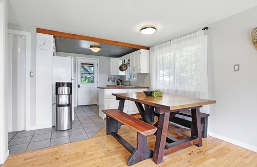 Calabogie Cottage | Escape to Four Seasons at Calabogie, a cozy chalet that welcomes you year-round!