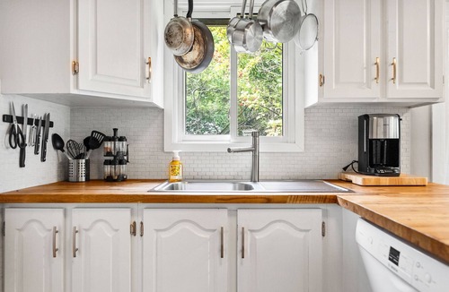 Calabogie Cottage | Escape to Four Seasons at Calabogie, a cozy chalet that welcomes you year-round!