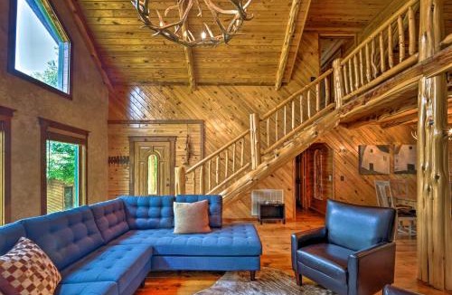 Berryville House | Eureka Springs Area Cabin w/Deck + 7 Acres!