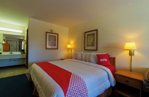 Eureka Springs Hotel | Eureka Springs Room w/King Bed Perfect for Relaxation & Scenic Adventures
