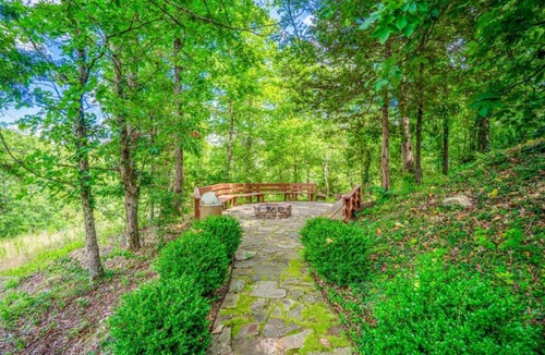 Eureka Springs Apartment | Eureka Springs | King Bed