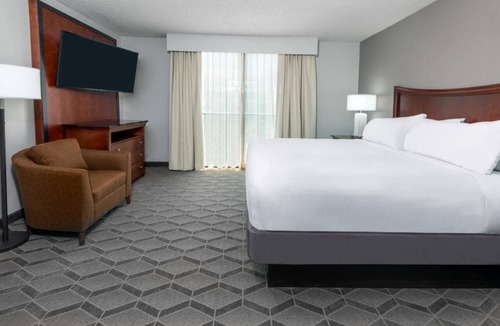 Park Central Hotel | Everything You Need For The Perfect Vacation! 3 Relaxing units, Pool!