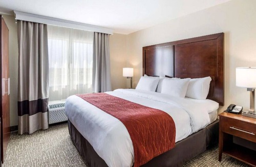 Bonner Springs House | Exceptional King Room with Finest Amenities