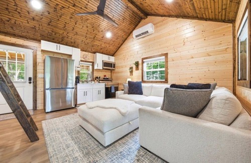 Dogwood House | Exclusive Retreat with Hot Tub